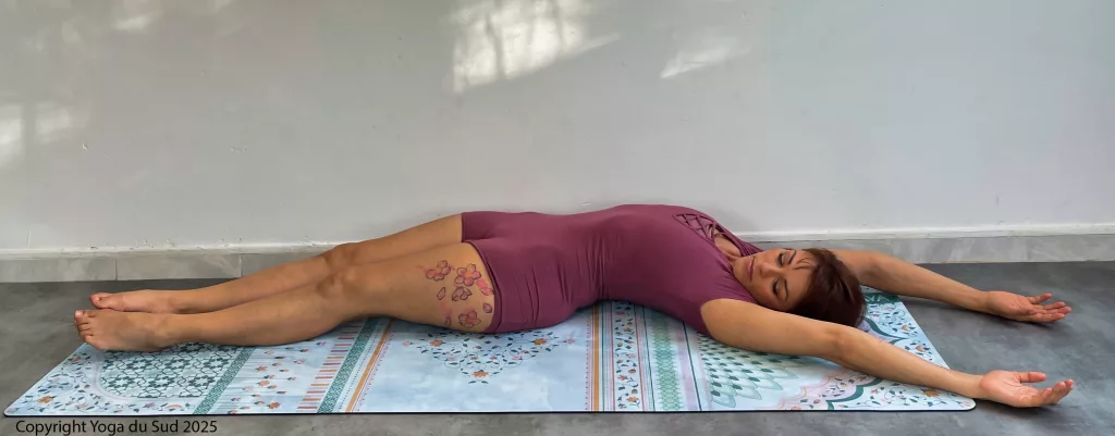 Posture emblématique du Yin Yoga en relaxation profonde